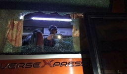 CĐV quá khích ném đá nát kính xe buýt chở tuyển Indonesia 