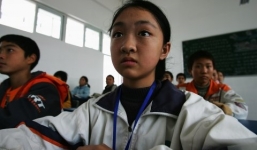 Trường học đi vệ sinh cũng phải có thẻ xin phép