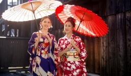 Mỹ Linh - Thanh Tú xinh đẹp với  áo dài và kimono giữa trời đông Nhật Bản