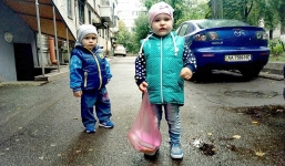 Đi chơi với người yêu, mẹ bỏ con chết đói ở nhà gây phẫn nộ