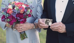 Cặp đôi chụp ảnh cưới sau 70 năm kết hôn