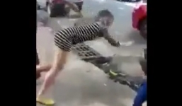 Clip cô gái bị bạn trai nhỡ tay 'quăng' xuống cống