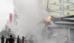 Cột điện bốc cháy dữ dội ở Sài Gòn, người dân hoảng loạn bỏ chạy