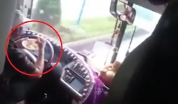 Những tài xế buông vô lăng đi giày, ăn mì ở Việt Nam gây phẫn nộ