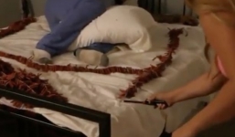 Thót tim cô gái đốt pháo trên giường để gọi bạn trai dậy