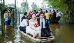 Video: Đám cưới rước dâu bằng thuyền thúng ở Quảng Ngãi