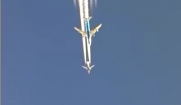 Clip khoảnh khắc máy bay vượt nhau trên bầu trời