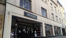 Trộm giả làm ma-nơ-canh cuỗm sạch cửa hàng quần áo