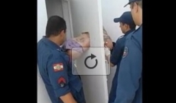 Tên trộm mắc kẹt qua lỗ cửa vì cố tẩu thoát khỏi đồn cảnh sát