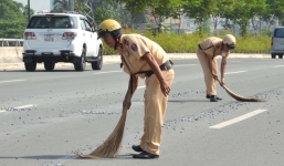 Video: CSGT hì hục quét dọn đá dăm trên đường Sài Gòn