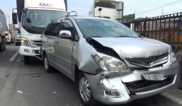 Ô tô chở 6 người bị kẹp chặt giữa 2 xe tải