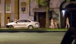 Ba nữ đạo chích Mexico bị bắt thoát y diễu phố