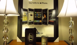 Rao bán iPhone phiên bản đầu tiên với giá hơn 500 triệu đồng