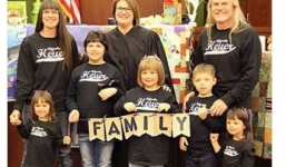 Cặp đôi nhận nuôi 5 anh chị em một nhà