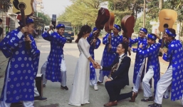 Chú rể gây 'bão' mạng khi cầm guitar hát 'Ông bà anh' đi đón dâu