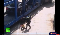 Bé gái thoát chết thần kỳ khi bị xe tải chèn qua