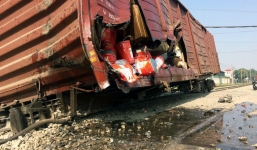 Hà Nội: 7 toa tàu bất ngờ trật khỏi đường ray, nghiền nát cột điện