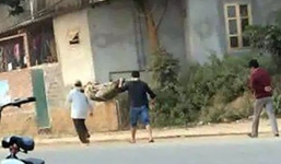 Người thân quấn chiếu thi thể, khiêng bộ từ bệnh viện về nhà