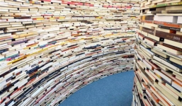 Mẹ xây giếng sách nặng 4 tấn để khuyến khích con gái học tập