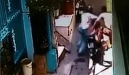 Tên trộm xe máy bị chủ nhà hạ gục bằng một cú đạp mạnh