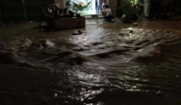 Mưa lớn cuốn trôi cả nhà cửa, ô tô ở Nha Trang