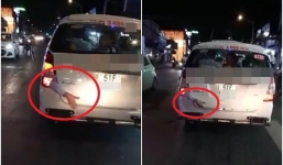 Cánh tay bị kẹp ở cốp xe taxi chạy trên phố Sài Gòn gây nghi vấn