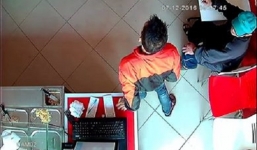 Trộm thản nhiên lấy điện thoại trước mặt nhân viên bán hàng