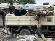 Video: Phát hiện xe đổ trộm bùn thải ngay trên đường phố Hà Nội