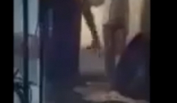 Xuất hiện clip 'cha nhúng con vào thùng nước' gây phẫn nộ