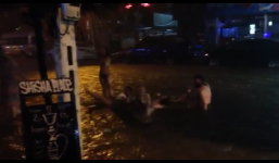 Nha Trang ngập lụt, nhóm người Nga thích thú bơi lội giữa phố