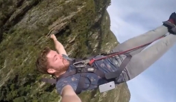 Rơi mất iPhone khi chơi trò nhảy cầu mạo hiểm