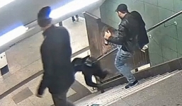 Nhóm đàn ông tàn nhẫn đạp cô gái ngã sấp mặt từ cầu thang