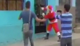 Video: Ông già Noel phá cửa, xông vào bắt kẻ buôn ma túy