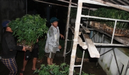 Mưa lớn, hàng loạt thủy điện xả lũ, người dân trắng đêm di dời tài sản