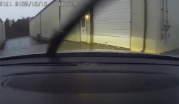 Video: Nữ tài xế lái ô tô đâm thẳng xuống hố