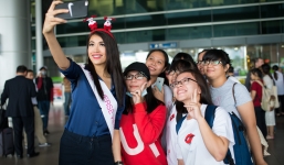 Á hậu Lệ Hằng ôm fan thắm thiết tại sân bay