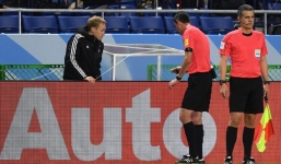 Trọng tài lần đầu tiên dùng công nghệ xem lại để thổi penalty