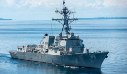 Tàu khu trục tên lửa Mỹ cập cảng Cam Ranh