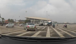 2 ô tô đâm nhau xoay 180 độ như trong phim hành động