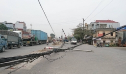 'Xe điên' hạ gục hàng loạt cột điện, giao thông ùn tắc kéo dài