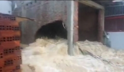 Nước lũ chảy xiết xuyên thủng tường nhà người dân ở Nha Trang