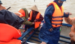 Công an dùng ca nô 'vượt lũ' đưa sản phụ đi đẻ