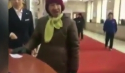 Cụ bà náo loạn ngân hàng đòi rút 2.000 tỷ đồng