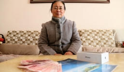 Cụ bà thuê người du lịch cùng trả thù lao bằng tiền và iPhone 7