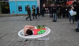 Người phụ nữ không mặc đồ nằm giữa phố phản đối giết gà tây trong lễ Giáng sinh