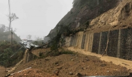 Đất đá lở xối xả trên đèo Cả, giao thông trên quốc lộ 1 tê liệt