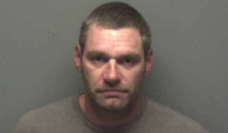 Người phụ nữ bị giam làm nô lệ tình dục được giải cứu nhờ người chuyển phát