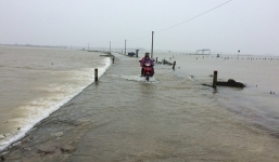 Cụ ông hơn 70 tuổi lao xuống dòng lũ cứu nữ sinh gặp nạn