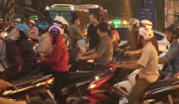 Tuấn Hưng hò hét, chặn xe, đứng phân luồng giao thông ở Sài Gòn