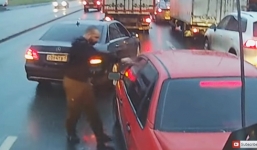 Nổi giận vì bị tạt đầu, tài xế xe sang dùng hơi cay để trả đũa